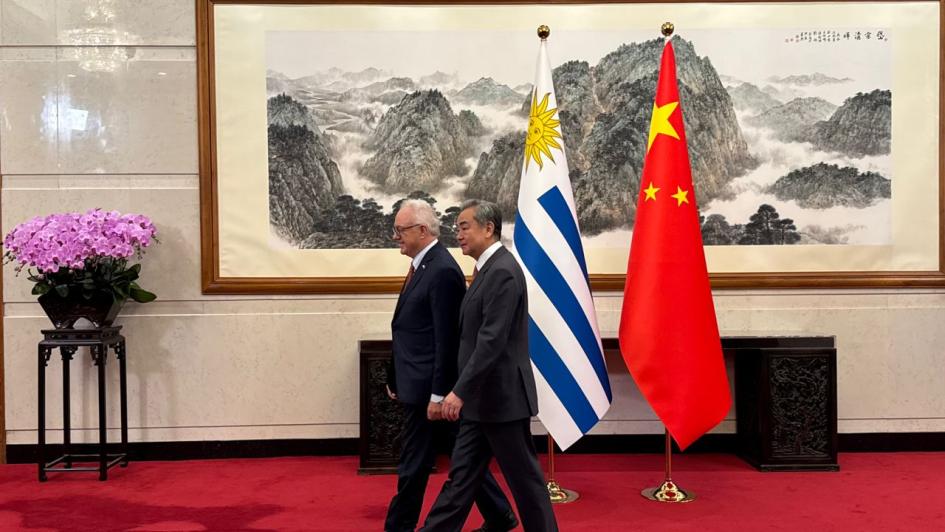 Mario Lubetkin se reunió con el ministro de Relaciones Exteriores de la República Popular China, Yan Mario Lubetkin se reunió con el ministro de Relaciones Exteriores de la República Popular China, Yan
