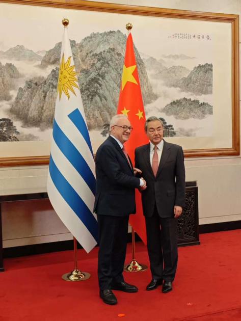 Mario Lubetkin se reunió con el ministro de Relaciones Exteriores de la República Popular China, Yan Mario Lubetkin se reunió con el ministro de Relaciones Exteriores de la República Popular China, Yan