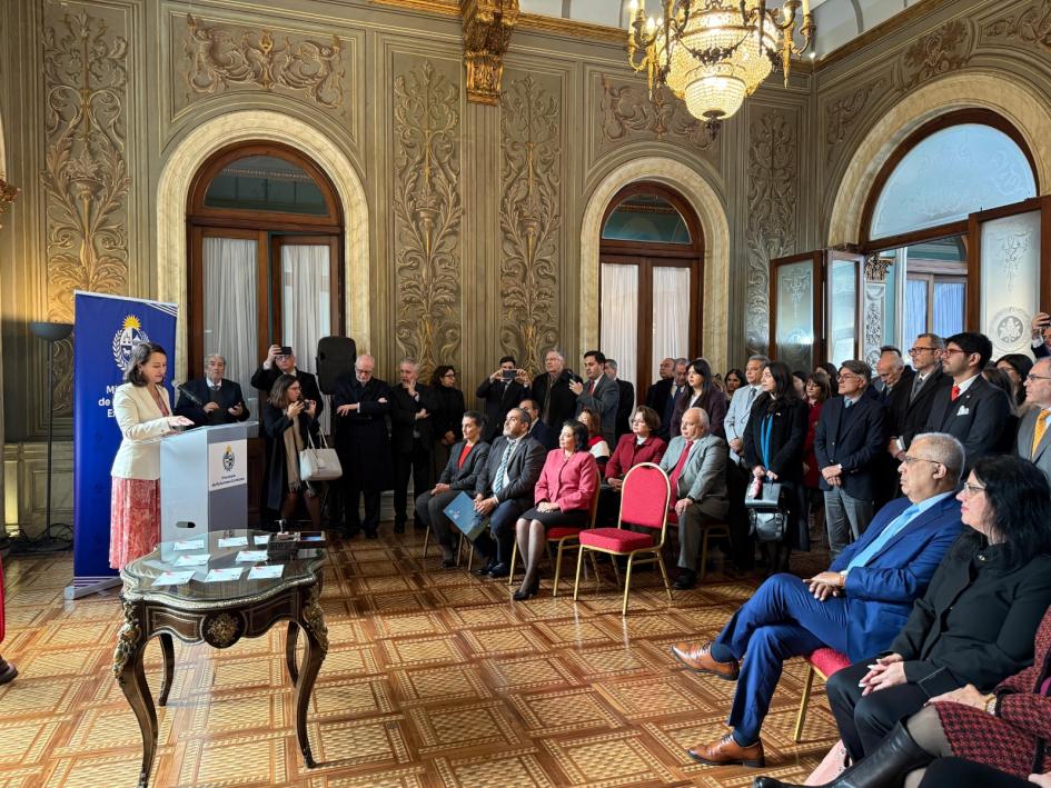Día de la Amistad entre Uruguay y Perú Csukasi hablando ante el público en el evento del Día de la Amistad entre Uruguay y Perú