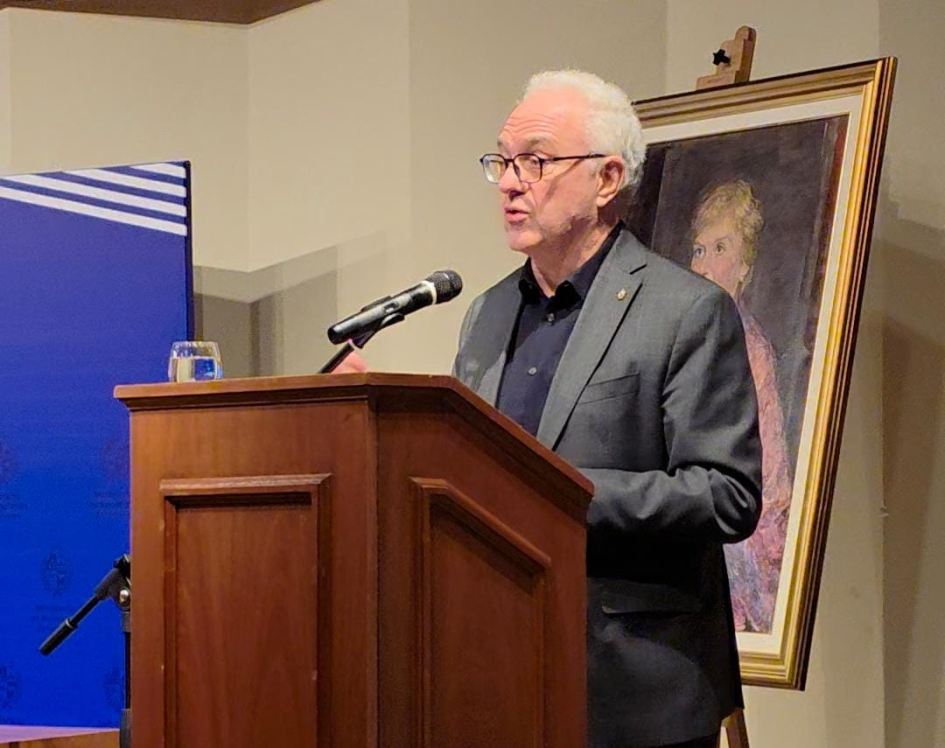 Mario Lubetkin dando las palabras de apertura