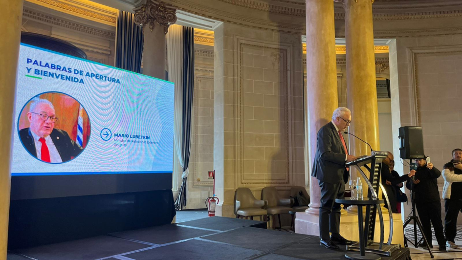 Ministro hablando en evento BID/OCDE