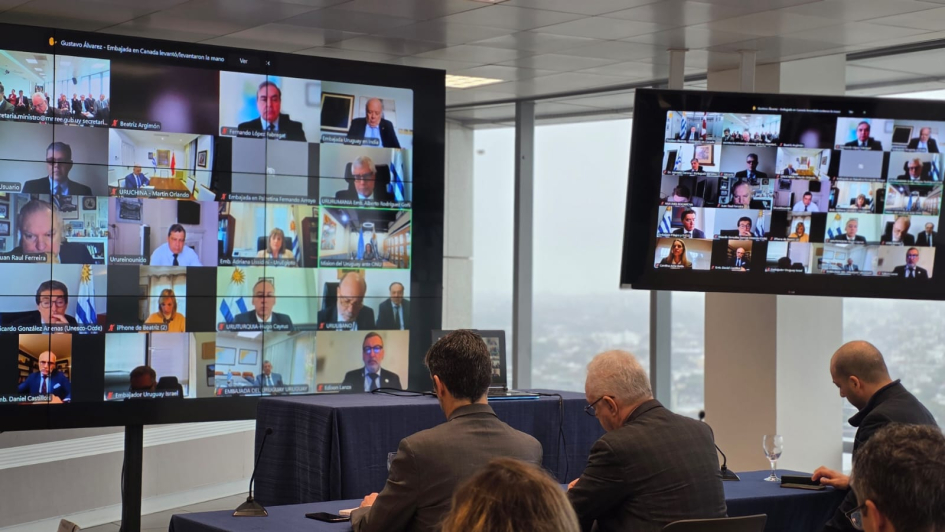 El ministro Lubetkin y su gabinete en la reunión virtual con embajadoras y embajadores