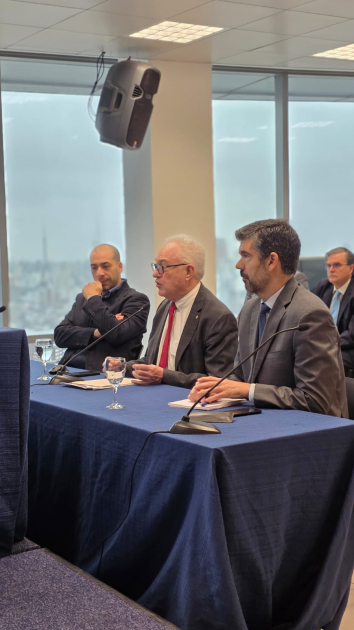 El ministro Lubetkin y su gabinete en la reunión virtual con embajadoras y embajadores