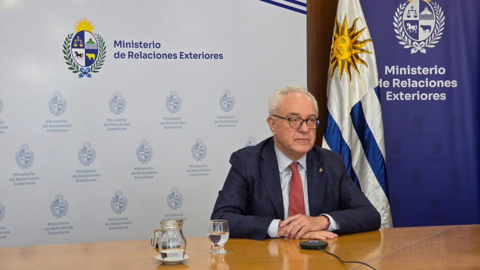 Ministro brindando discurso en el Tercer Foro Latinoamericano de Economía Verde Ministro sentado participando del Tercer Foro Latinoamericano de Economía Verde vía online