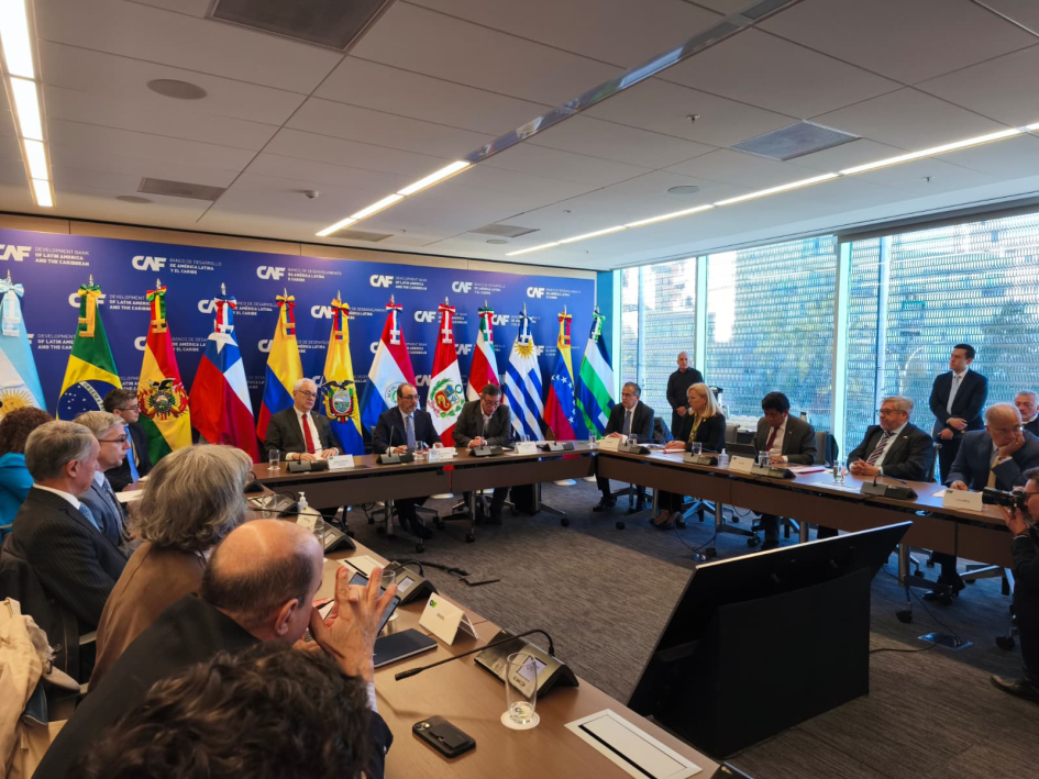 Mesa de presentación de la presidencia del Consenso de Basilia