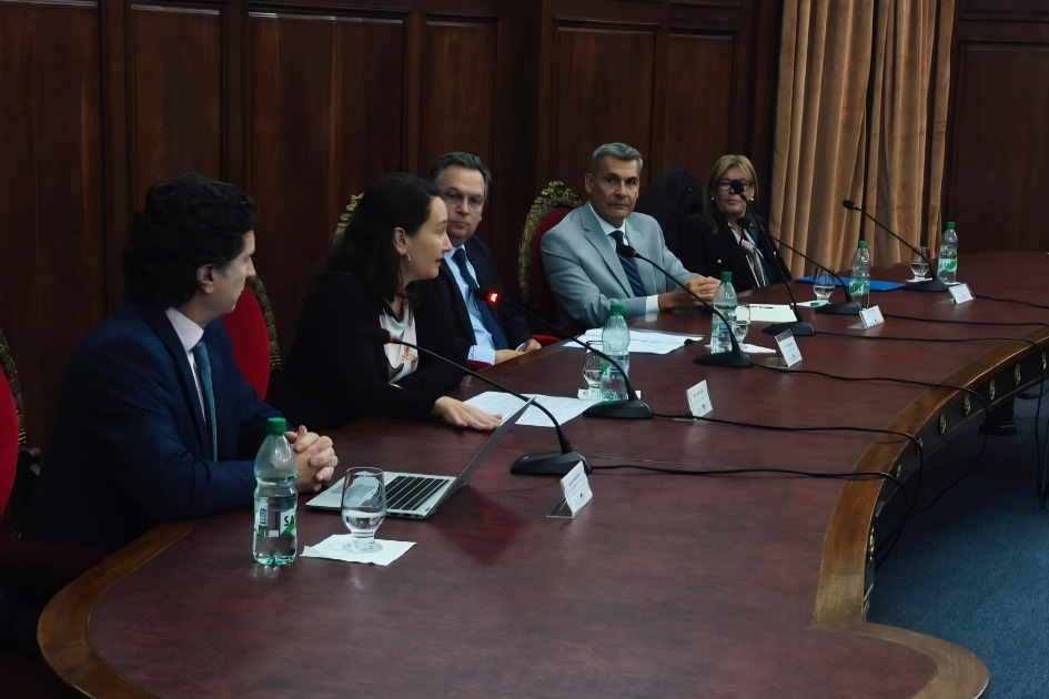 Vicecancller brindando oratoria en jornada académica en la UDELAR