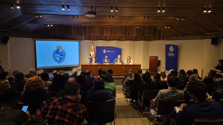 El canciller uruguayo junto a sus pares de Ambiente e Industria en la mesa del lanzamiento de la COP