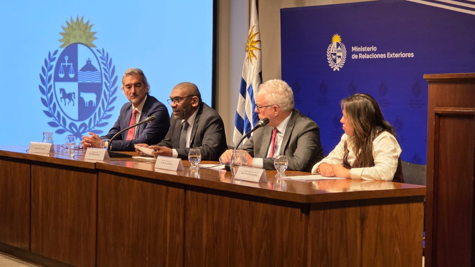 El canciller uruguayo junto a sus pares de Ambiente e Industria en la mesa del lanzamiento de la COP