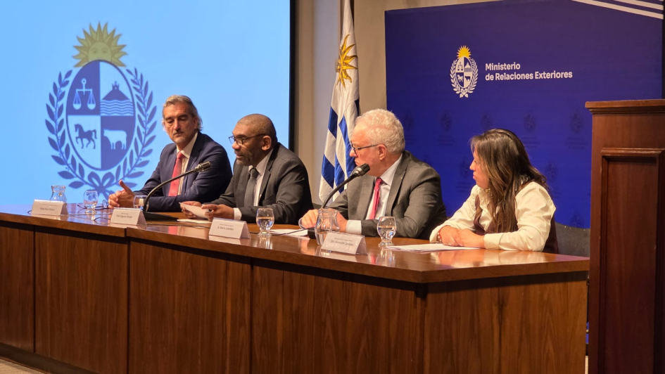 El canciller uruguayo junto a sus pares de Ambiente e Industria en la mesa del lanzamiento de la COP
