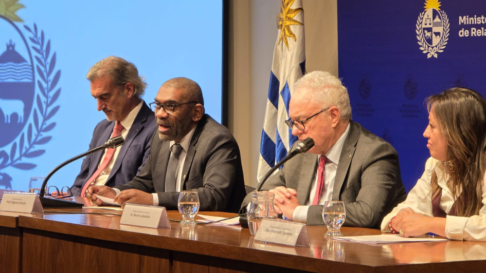 El canciller uruguayo junto a sus pares de Ambiente e Industria en la mesa del lanzamiento de la COP