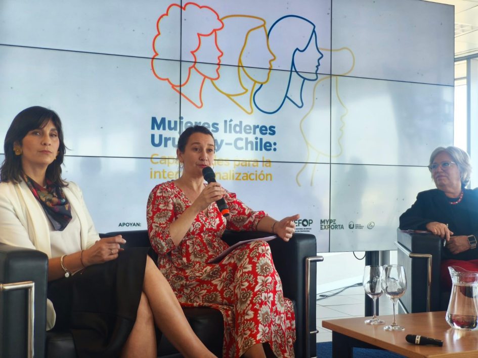 Valeria Csukasi exponiendo en la jornada Mujeres líderes Uruguay–Chile
