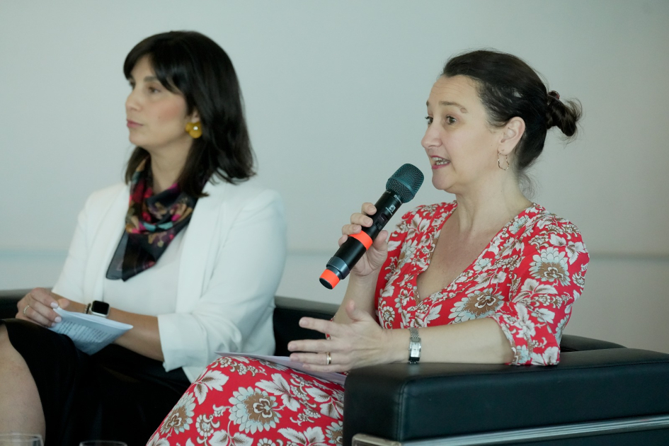 Valeria Csukasi exponiendo en la jornada Mujeres líderes Uruguay–Chile