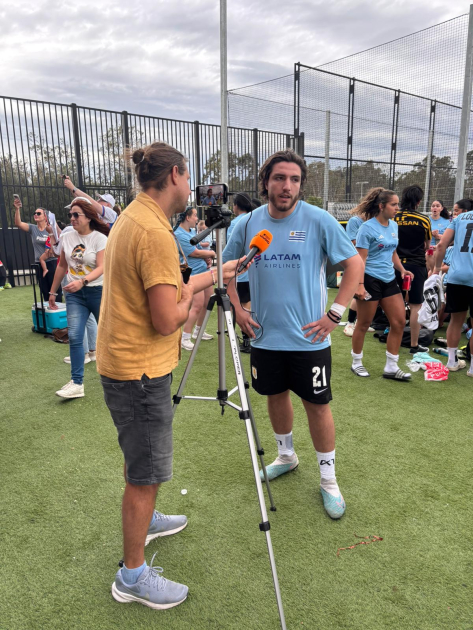 Jugador uruguayo siendo entrevistado por cadena SBS Entrevista a jugador uruguayo por la cadena SBS