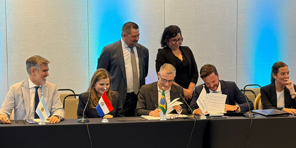 Coordinadores nacionales del GMC de Argentina, Brasil, Paraguay, Uruguay, y representante de OLACDE Firma del acuerdo
