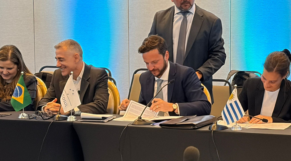 Coordinadores nacionales del GMC de Argentina, Brasil, Paraguay, Uruguay, y representante de OLACDE Firma del acuerdo