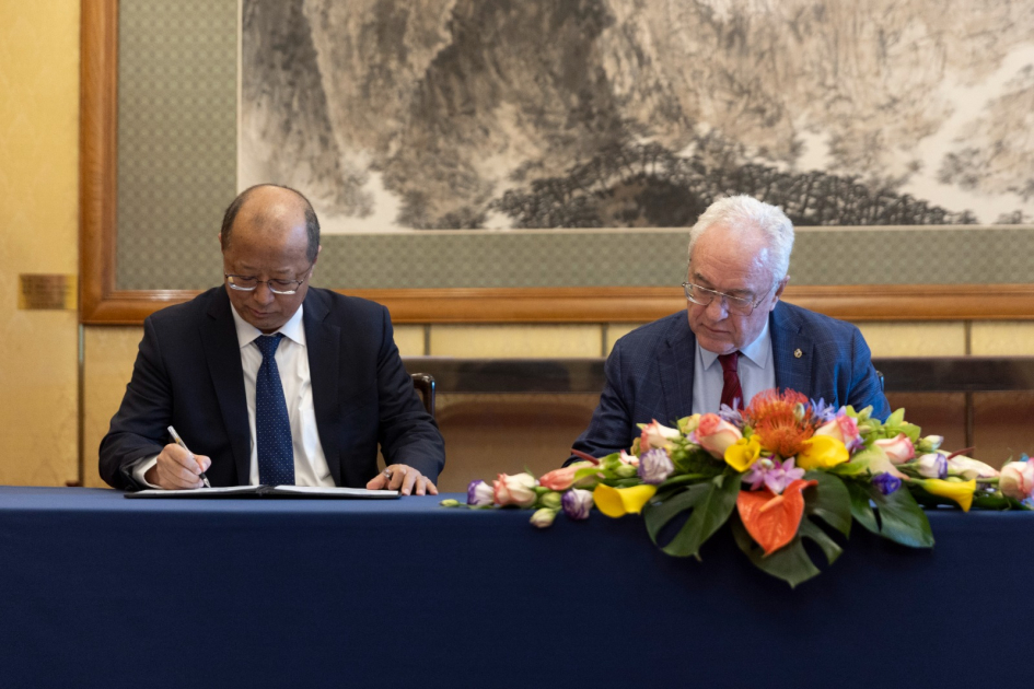 Canciller, Mario Lubetkin en la firma de uno de los acuerdos