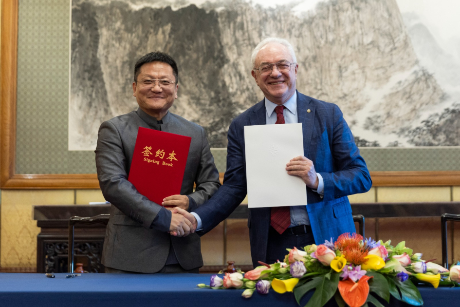 Canciller, Mario Lubetkin saludando luego de la firma