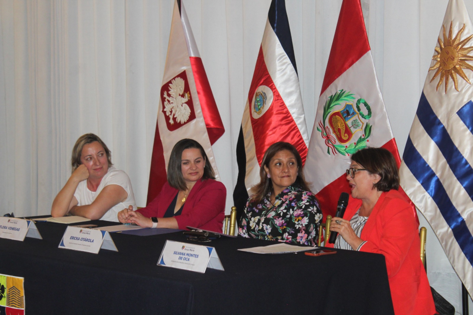 Disertación embajadora Silvana Montes de Oca