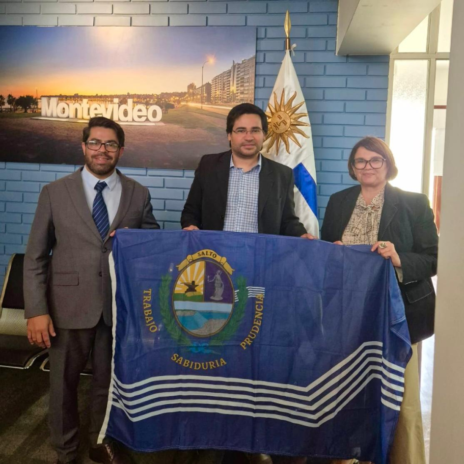 Enzo Garcia con la Embajadora Silvana Montes de Oca y el Consejero Cesar Fleitas