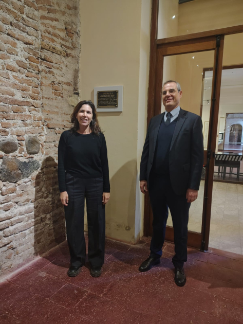 Foto de la visita inicial del Cónsul, luego de la colocación de la placa