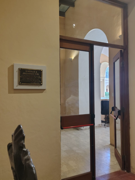Foto con la ubicación de la placa en el Antiguo Rectorado de la Universidad Nacional de Córdoba