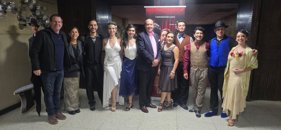 Embajador del Uruguay y de Argentina y el elenco Espectáculo de Tango "A media luz"