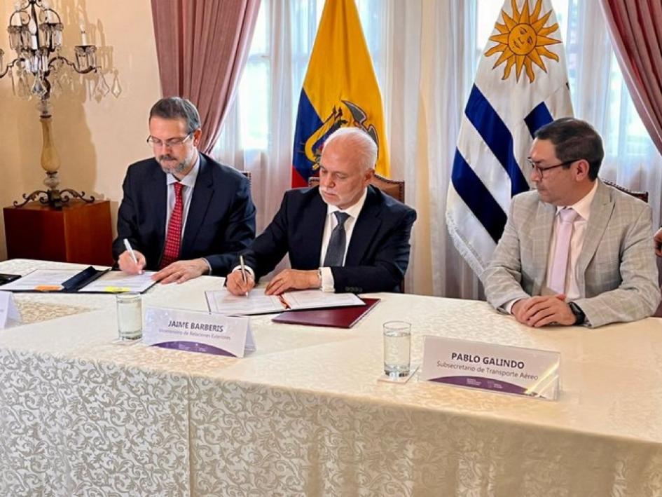 Uruguay y Ecuador suscribe acuerdo sobre servicios aéreos Firma del acuerdo sobre servicios aéreos Embajador Ricardo Baluga y Embajador Jaime Barberis