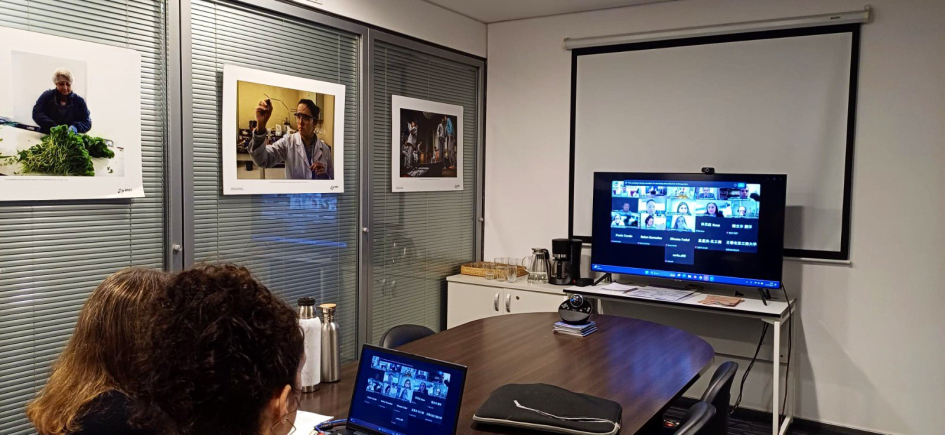 Persona participando de una reunión virtual, frente a una pantalla