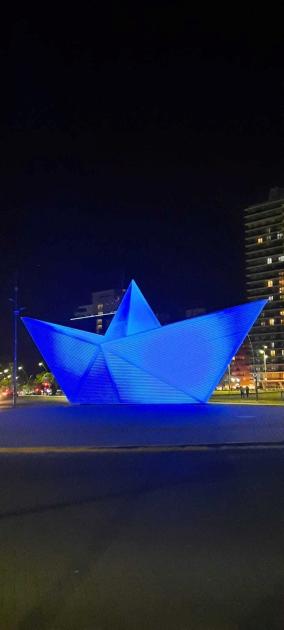 Monumento "barquito de papel" iluminado en azul monumento "barquito de papel" iluminado en azul