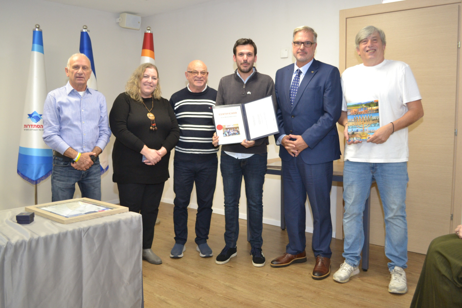 Embajador Etchevarren junto al Legislador Barcena Soldo y funcionarios del Instituto de Liderazgo