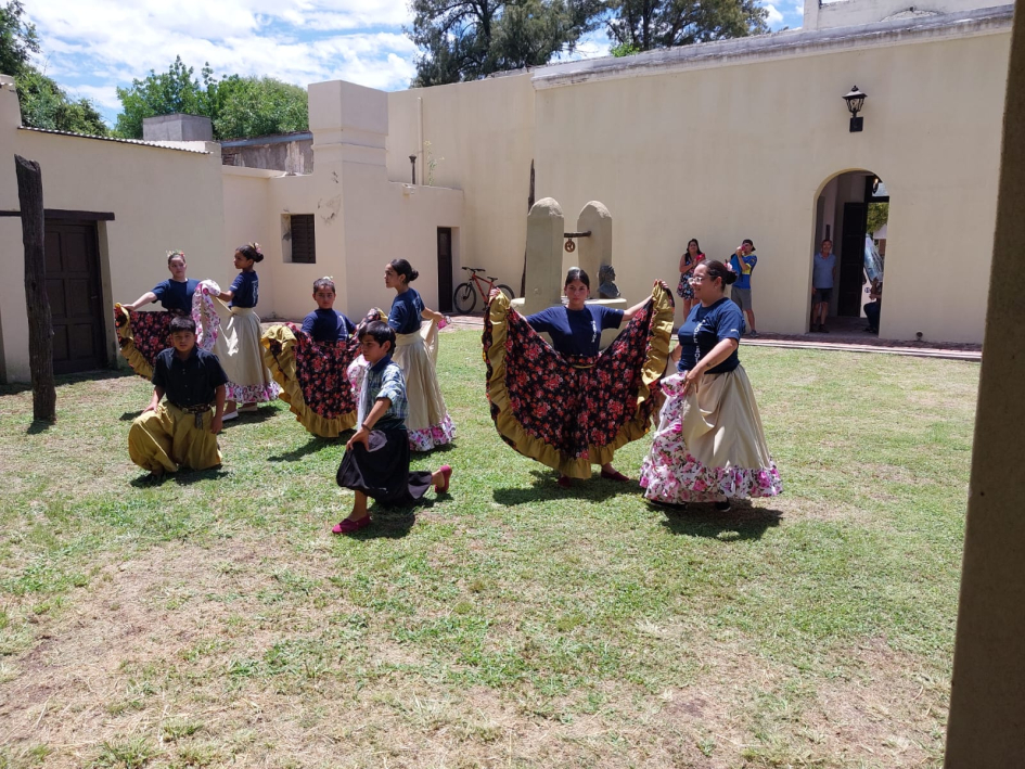 Danza folkórica Fotografía con el baile del cuerpo de danza de la Posada del Payador