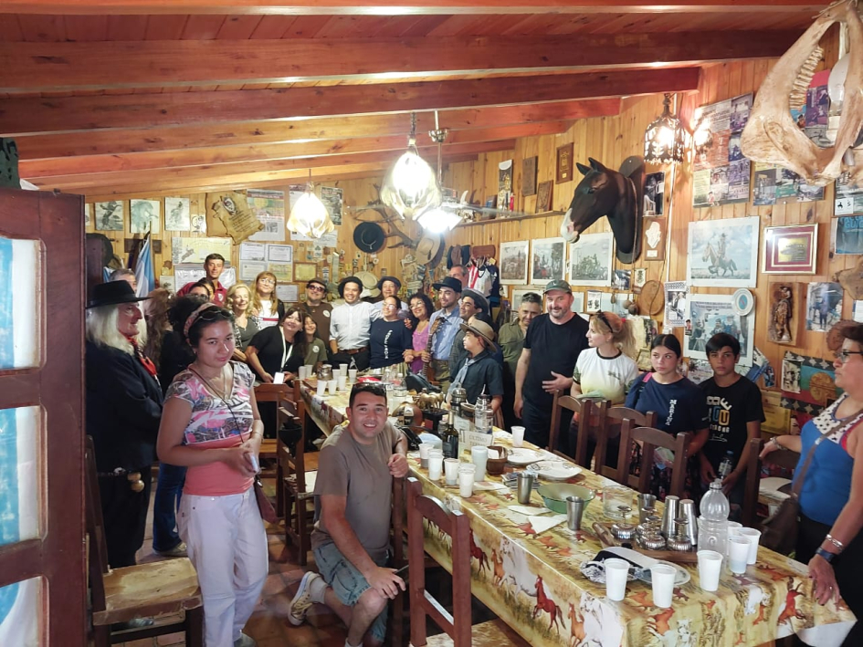 Asistentes a la reunión en homenaje al payador Gustavo Guichón Fotografía de los participantes de la reunión en la Posada del Payador