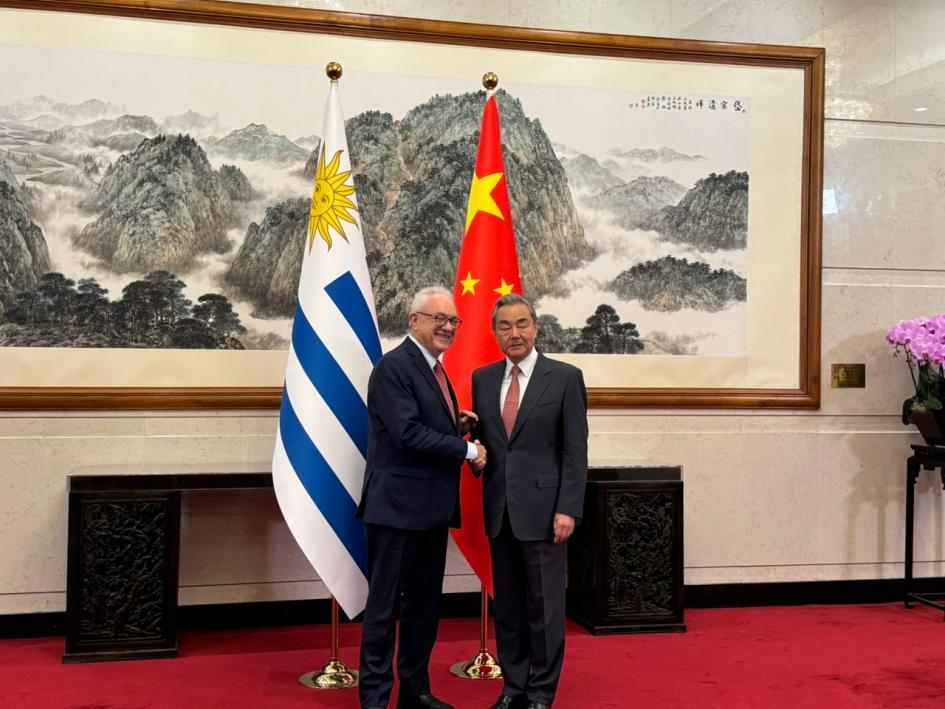 Mario Lubetkin se reunió con el ministro de Relaciones Exteriores de la República Popular China, Yan Mario Lubetkin se reunió con el ministro de Relaciones Exteriores de la República Popular China, Yan