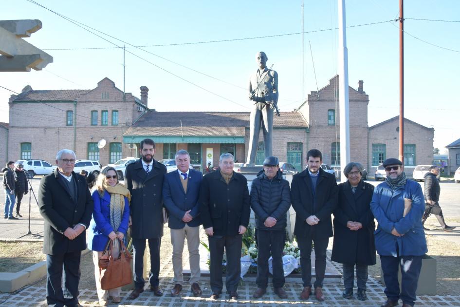 Acto conmemorativo al pie del monumento a Cayetano Silva autoridades en ofrenda floral en monumento a Cayetano Silva