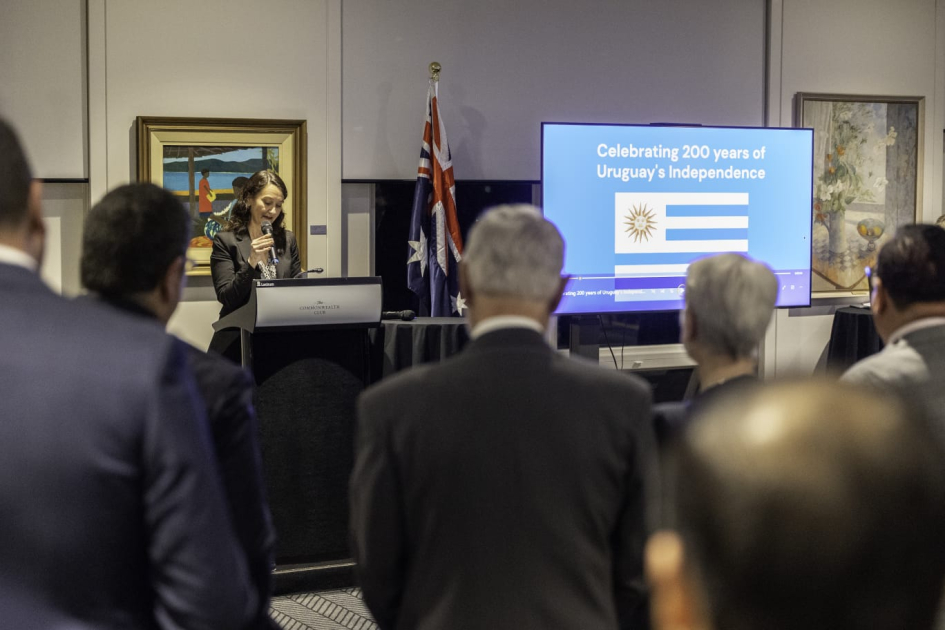 Vicencanciller hablando en la conmemoracion del aniversario de independencia en Australia Conmemoracion 200 aniversario independencia uruguaya en Australia