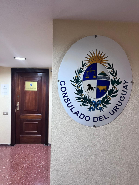 Escudo Nacional en la entrada del Consulado General