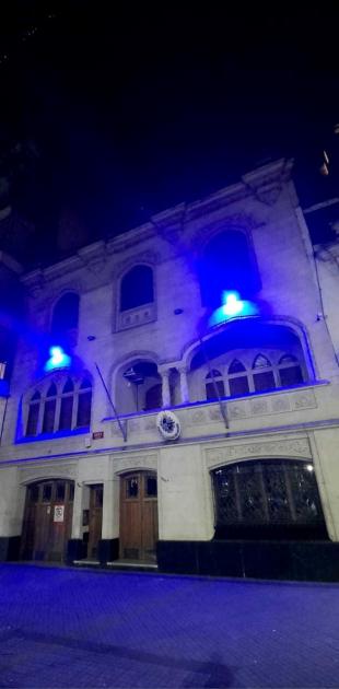 Iluminación en azul de la sede del Consulado General en Rosario Consulado de Uruguay en Rosario iluminado de azul