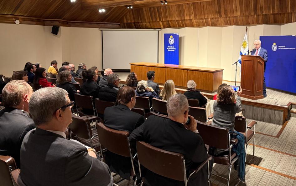 El canciller Lubetkin en la presentación del llamado El canciller Lubetkin hablando en el anfiteatro de la sede del Ministerio de Relaciones Exteriores