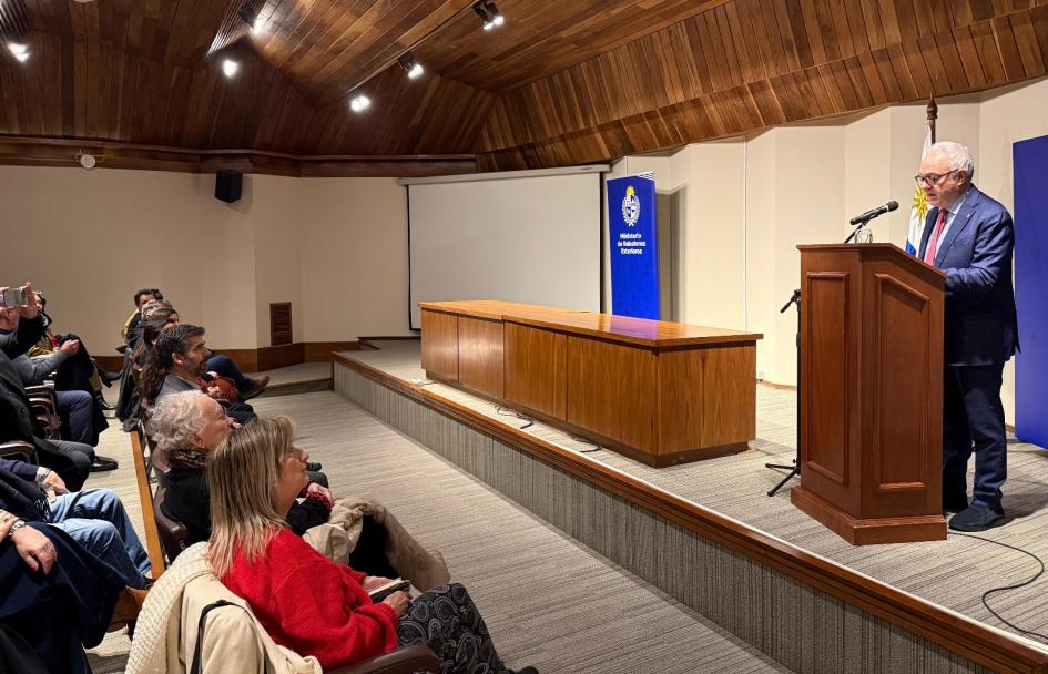 El canciller Lubetkin en la presentación del llamado El canciller Lubetkin hablando en el anfiteatro de la sede del Ministerio de Relaciones Exteriores
