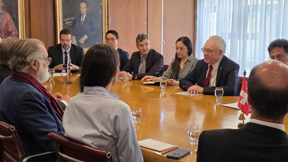 Canciller uruguayo reunido con delegación suiza