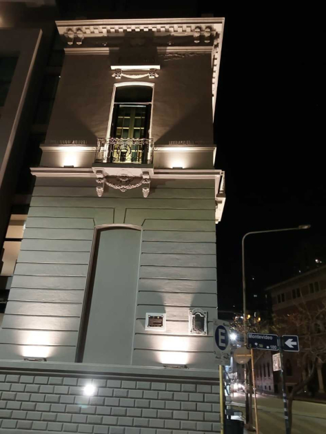 Foto nocturna con las placas conmemorativas - vista amplia de la esquina (Montevideo y Obispo Trejo)