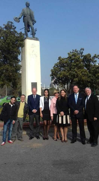 Foto de la Ofrenda floral del Consulado ante el monumento a Artigas en el año 2017