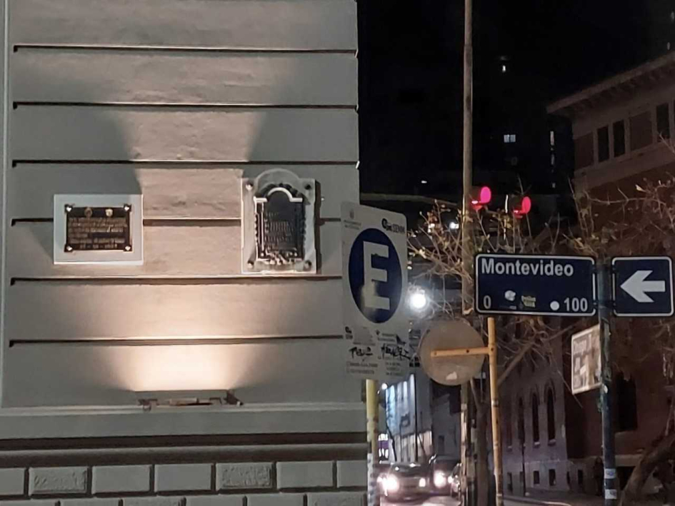Foto nocturna de la esquina en la que se encuentran las placas conmemorativas