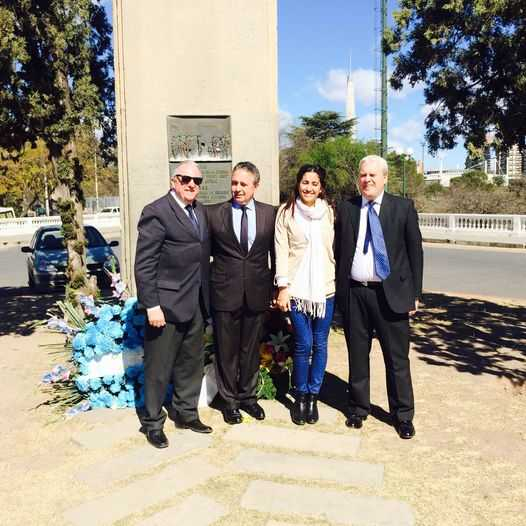 Ofrenda floral realizada ante el monumento a Artigas en el año 2014