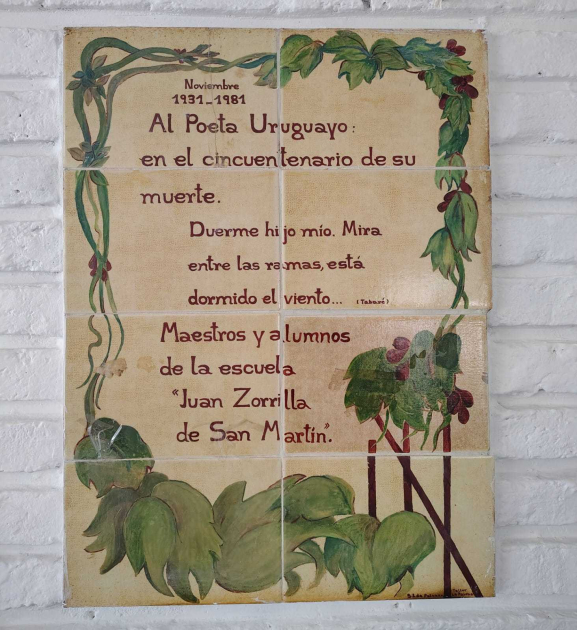 Foto de la placa que tiene una frase de Juan Zorrilla de San Martín