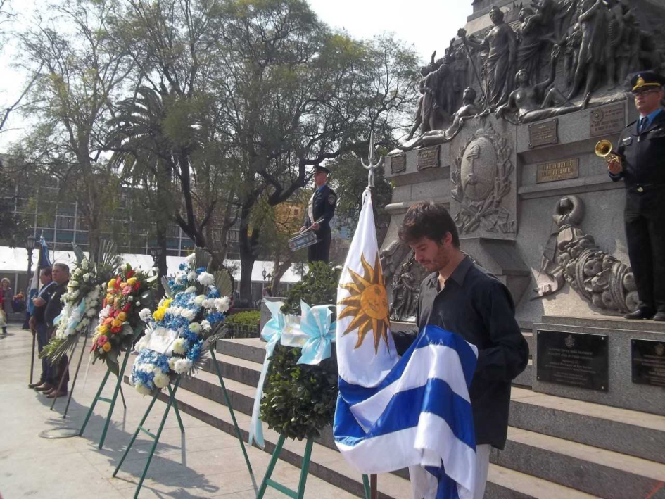 Foto de una ofrenda floral en Plaza San Martín