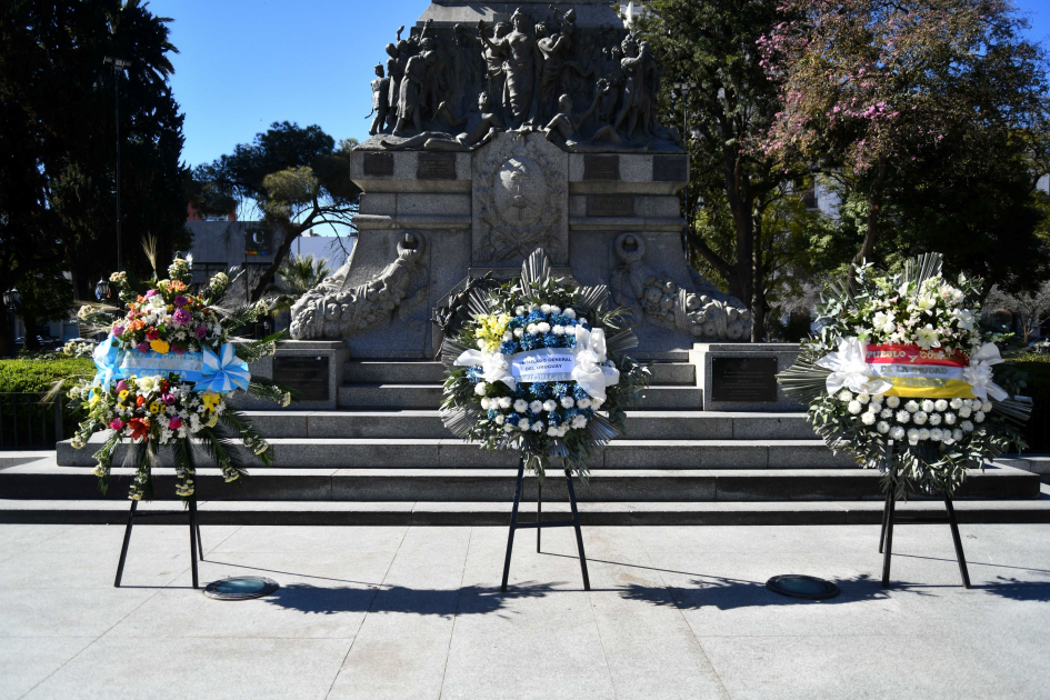 Foto de una ofrenda floral en Plaza San Martín