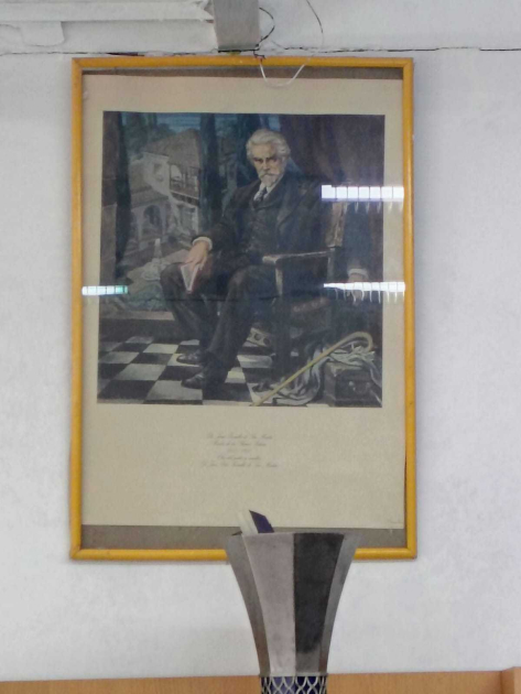 Fotografía del cuadro con un dibujo de cuerpo entero de Juan Zorrilla de San Martín, con un fondo