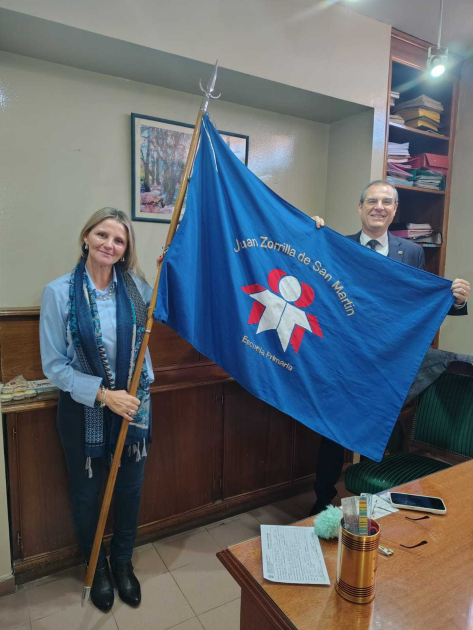Foto con la bandera de la escuela en el despacho de la sra. directora