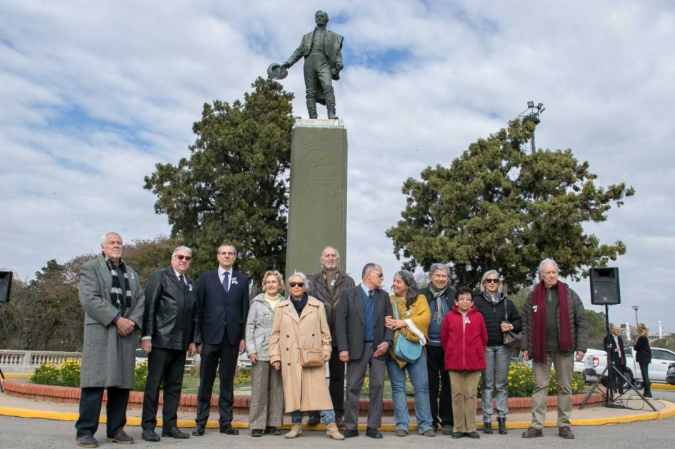 Foto de una de las Ofrendas florales con integrantes de la colectividad de uruguayos (2023)